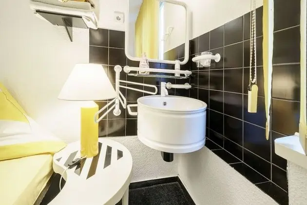 Tek Büyük Yataklı Oda, Ortak Banyo