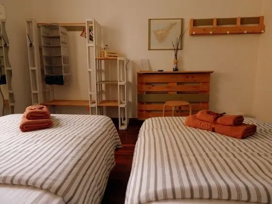 İki Ayrı Yataklı Oda, Ortak Banyo