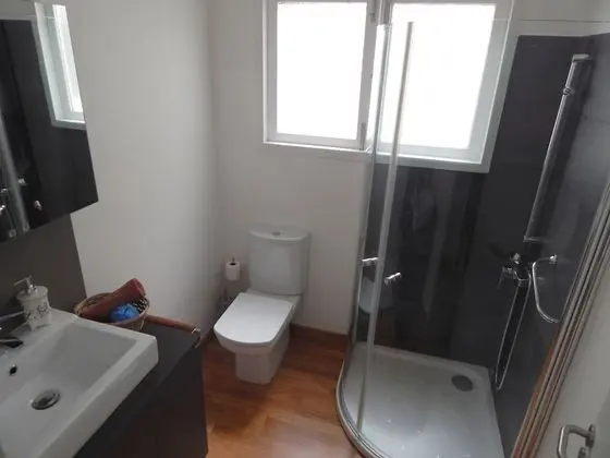 İki Ayrı Yataklı Oda, Ortak Banyo