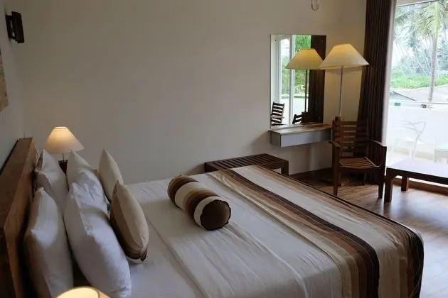 Deluxe Room with Partial Sea View