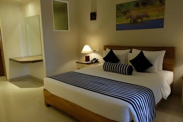 Deluxe Room with Partial Sea View