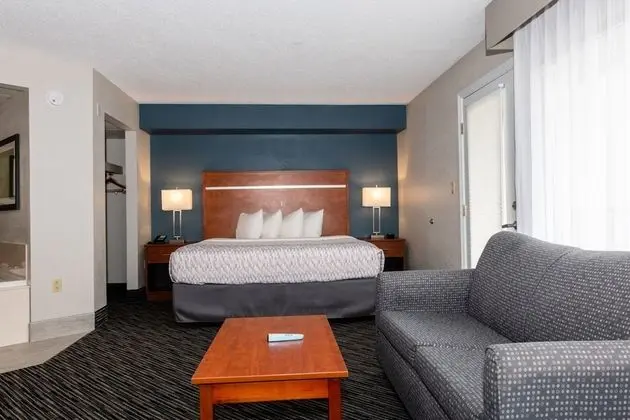 Newly Renovated 1 King Bed with Sofa bed, Fireplace, Jetted Tub, Private Balcony on River