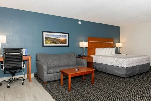 Newly Renovated 1 King Bed with Sofa bed, Fireplace, Jetted Tub, Private Balcony on River