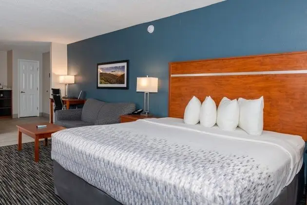 Newly Renovated 1 King Bed with Sofa bed, Fireplace, Jetted Tub, Private Balcony on River