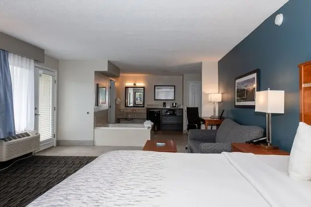 Newly Renovated 1 King Bed with Sofa bed, Fireplace, Jetted Tub, Private Balcony on River