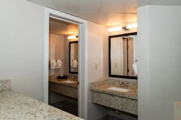 Newly Renovated 1 King Bed with Sofa bed, Fireplace, Jetted Tub, Private Balcony on River