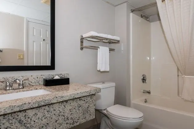 Newly Renovated 1 King Bed with Sofa bed, Fireplace, Jetted Tub, Private Balcony on River
