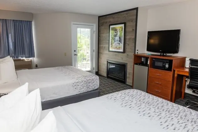 Newly Renovated 2 Queen Beds, Fireplace, Private Balcony on River