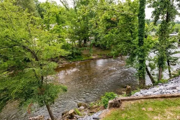 Newly Renovated 2 Queen Beds, Fireplace, Private Balcony on River