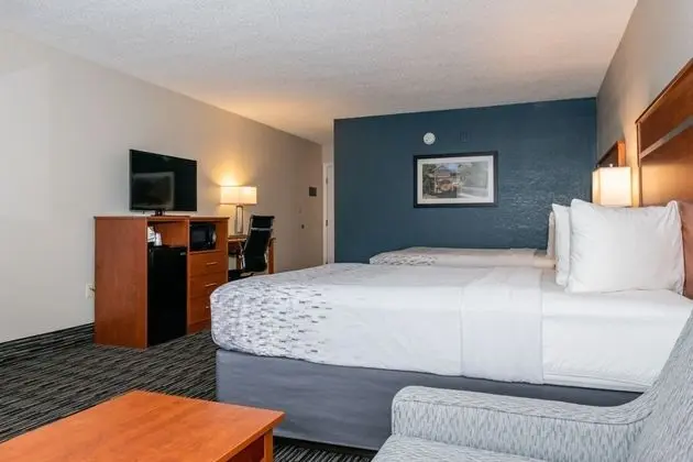 Newly Renovated 2 Queen Beds, Fireplace, Private Balcony on River