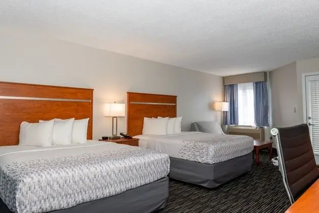Newly Renovated 2 Queen Beds, Fireplace, Private Balcony on River