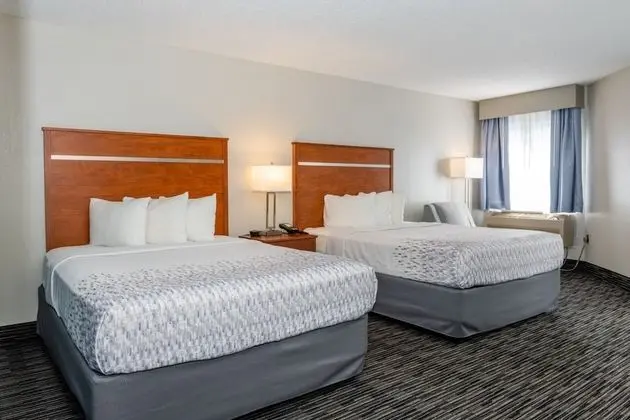 Newly Renovated 2 Queen Beds, Fireplace, Private Balcony on River