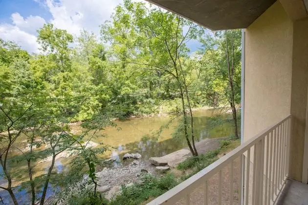 Newly Renovated 2 Queen Beds, Fireplace, Private Balcony on River