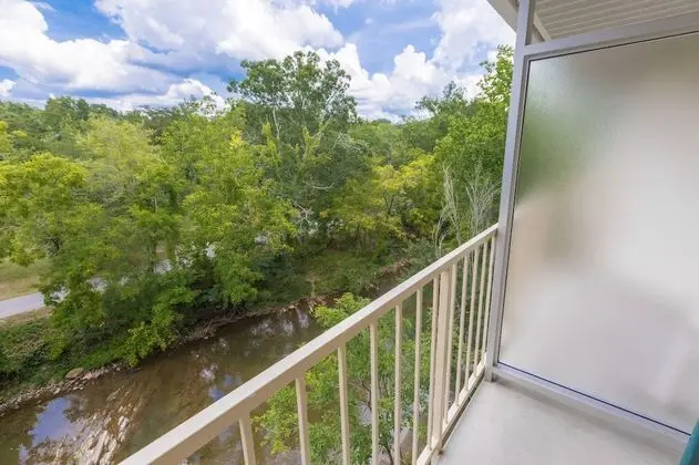 Newly Renovated 2 Queen Beds, Fireplace, Private Balcony on River