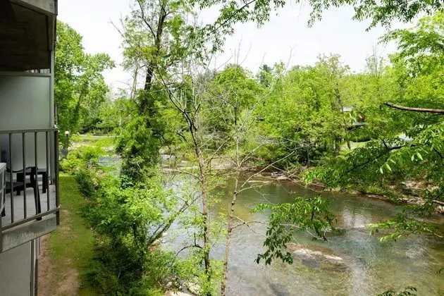 Newly Renovated 2 Queen Beds, Fireplace, Private Balcony on River