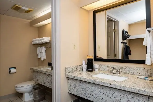 Newly Renovated 2 Queen Beds, Fireplace, Private Balcony on River