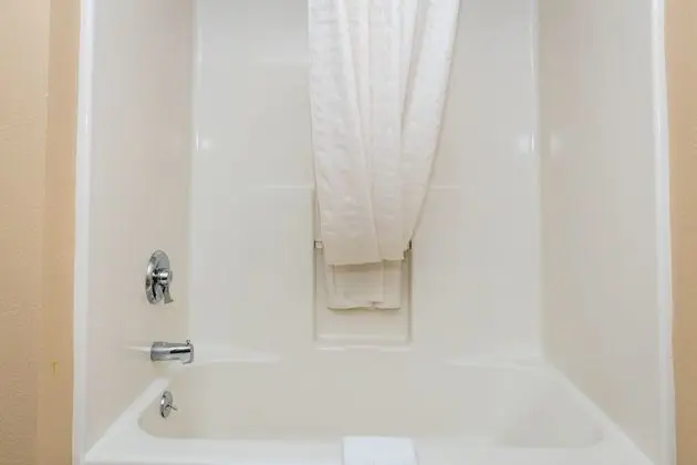 Newly Renovated 2 Queen Beds, Fireplace, Private Balcony on River