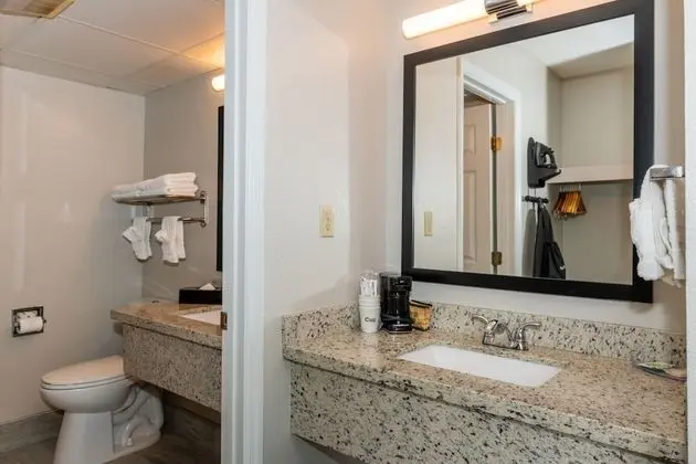 Newly Renovated 2 Queen Beds, Fireplace, Private Balcony on River