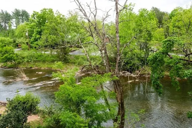 Newly Renovated 2 Queen Beds, Fireplace, Private Balcony on River (Mobility Accessible)