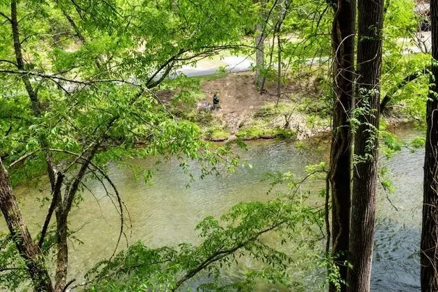 Newly Renovated 2 Queen Beds, Fireplace, Private Balcony on River (Mobility Accessible)