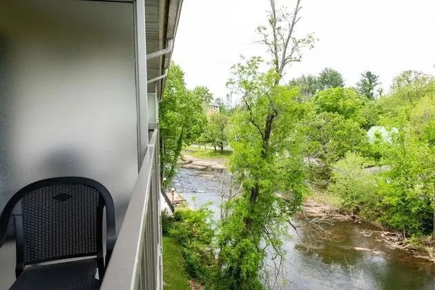 Newly Renovated 2 Queen Beds, Fireplace, Private Balcony on River (Mobility Accessible)