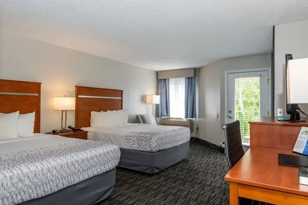 Newly Renovated 2 Queen Beds, Fireplace, Private Balcony on River (Mobility Accessible)