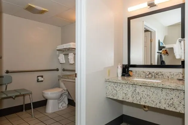 Newly Renovated 2 Queen Beds, Fireplace, Private Balcony on River (Mobility Accessible)