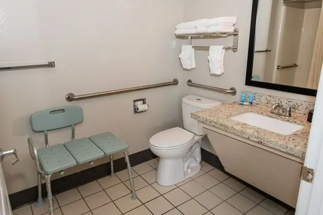 Newly Renovated 2 Queen Beds, Fireplace, Private Balcony on River (Mobility Accessible)