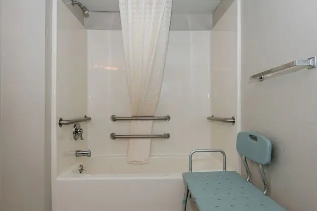 Newly Renovated 2 Queen Beds, Fireplace, Private Balcony on River (Mobility Accessible)