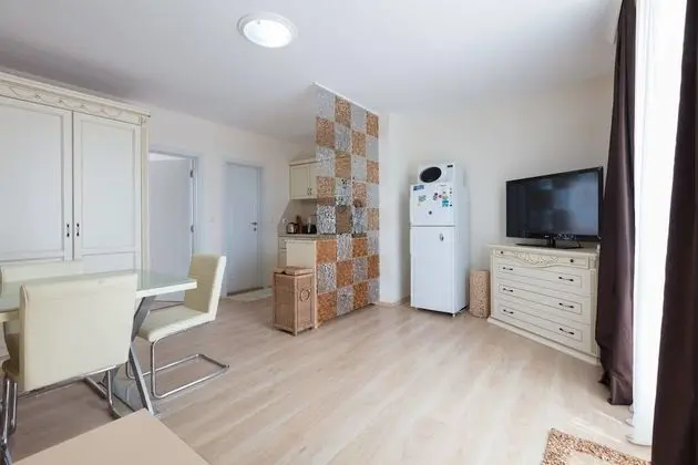 Luxury Apart Daire, 2 Yatak Odası, Teras, Havuz Manzaralı