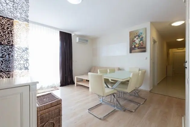 Luxury Apart Daire, 2 Yatak Odası, Teras, Havuz Manzaralı