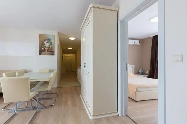 Luxury Apart Daire, 2 Yatak Odası, Teras, Havuz Manzaralı