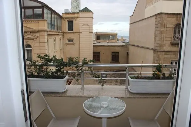 Deluxe Tek Büyük Yataklı Oda, Balkon, Kısmi Deniz Manzaralı