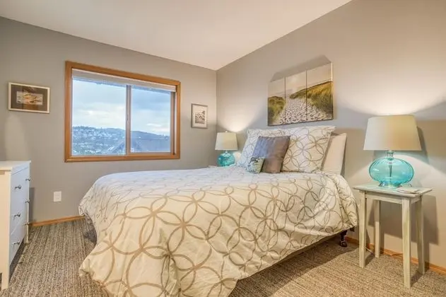 Ev, Birden Çok Yatak (Two Views Vacation Home)