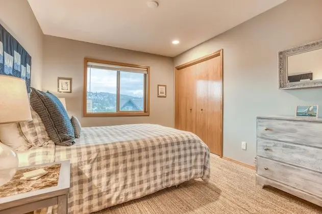 Ev, Birden Çok Yatak (Two Views Vacation Home)