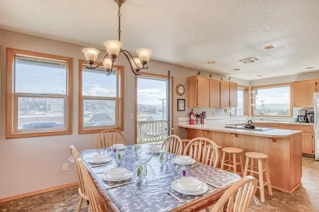 Ev, Birden Çok Yatak (Two Views Vacation Home)