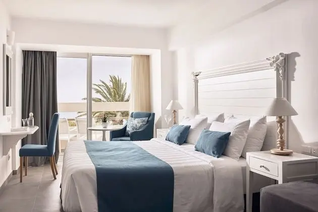 Sunshine Triple Room with Sea View