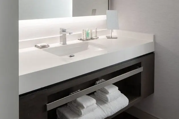Superior Oda, 1 En Büyük (King) Boy Yatak (Mobility Accessible, Roll-In Shower)