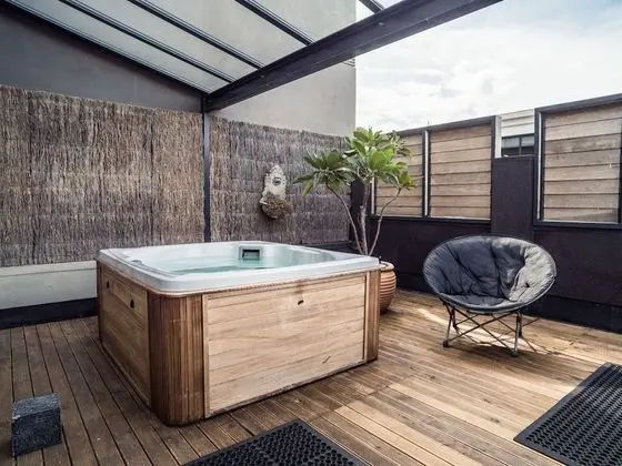 Deluxe Stüdyo, Sıcak Su Küveti