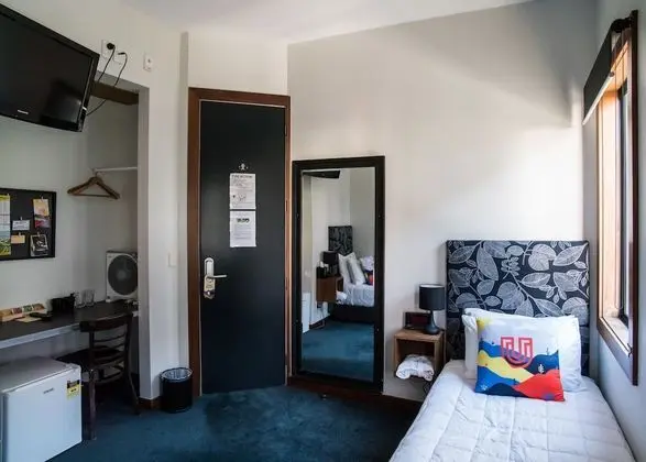 İki Ayrı Yataklı Oda, Ortak Banyo
