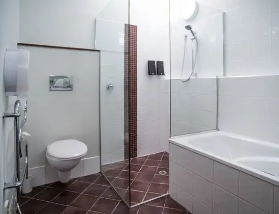 İki Ayrı Yataklı Oda, Ortak Banyo