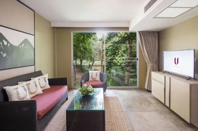 Suite with Bathtub