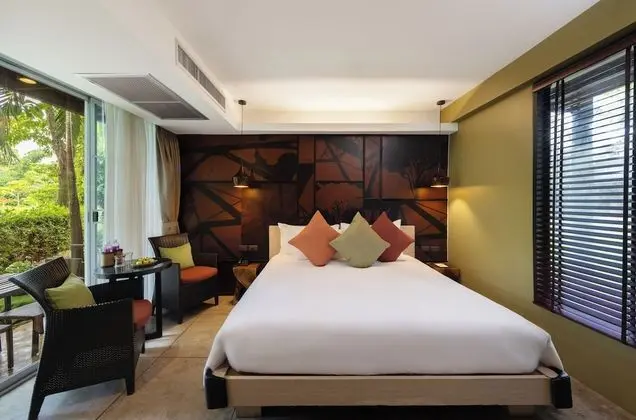 Suite with Bathtub