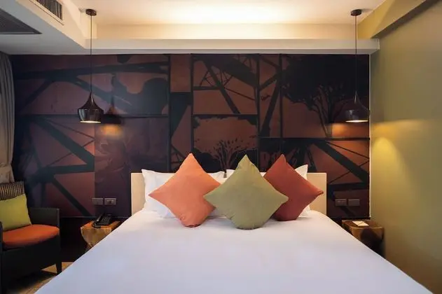 Suite with Bathtub