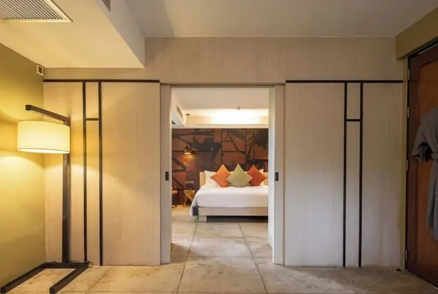 Suite with Bathtub