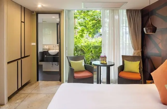 Suite with Bathtub