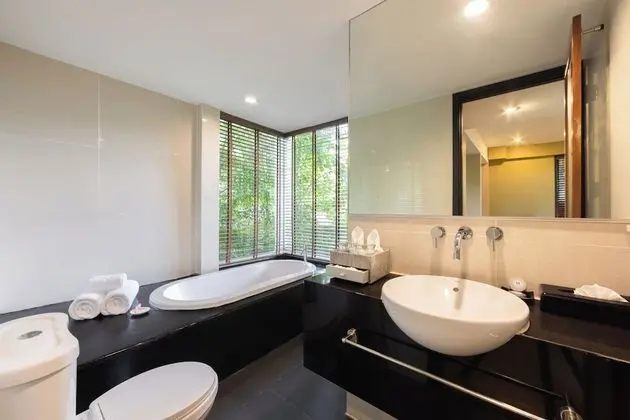 Suite with Bathtub
