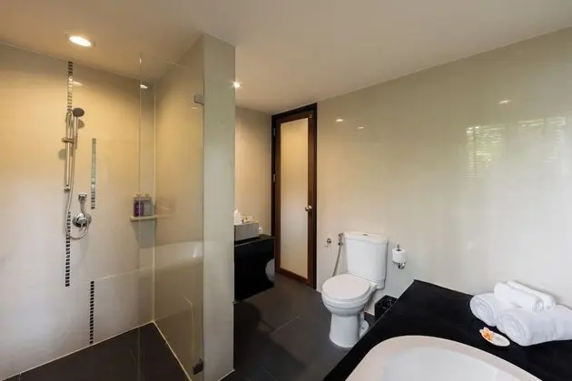 Suite with Bathtub