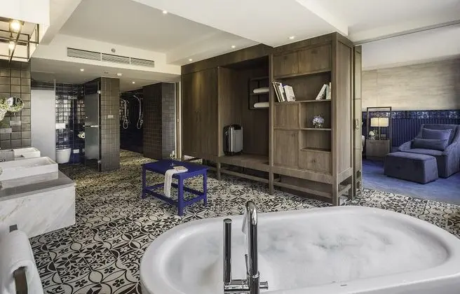 One Bedroom Family Suite (24 Hours Use of Room)