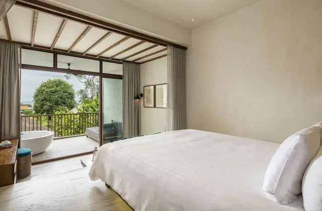 Superior Seaview (24-Hours Use of Room)